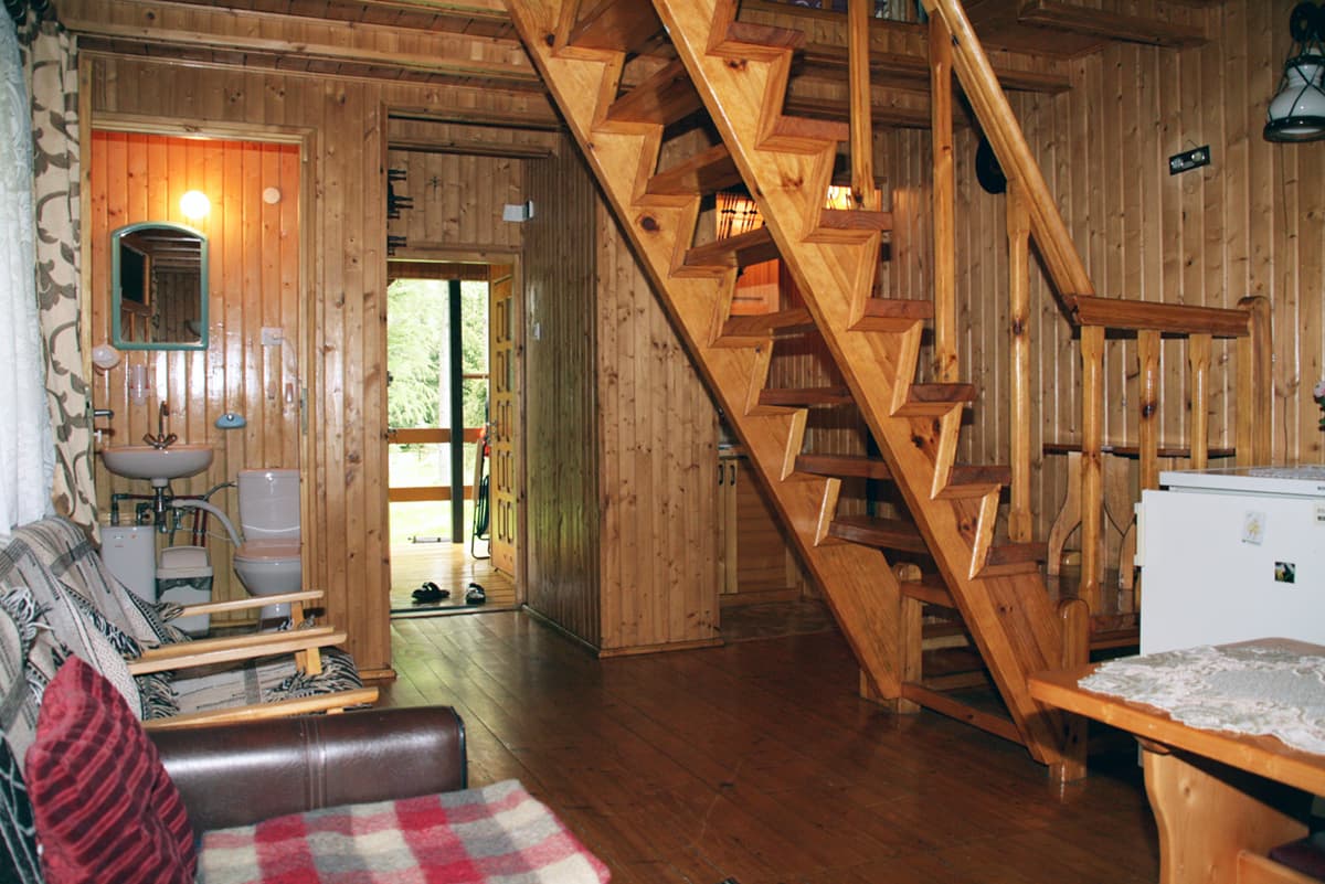 Salonik - wejście do domku i schody na antresolę