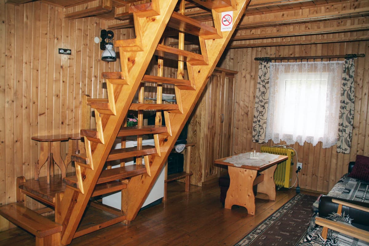 Salonik - wejście na antresolę