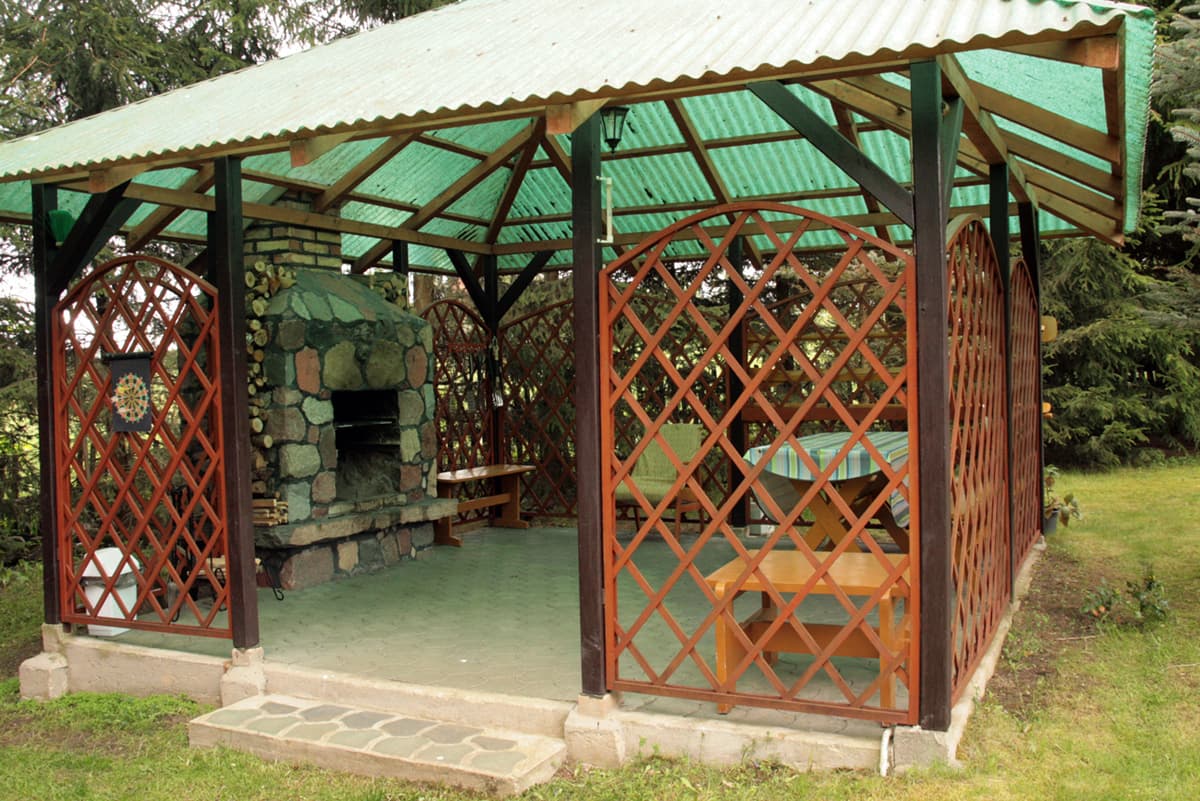 Altana z kominkiem kamiennym