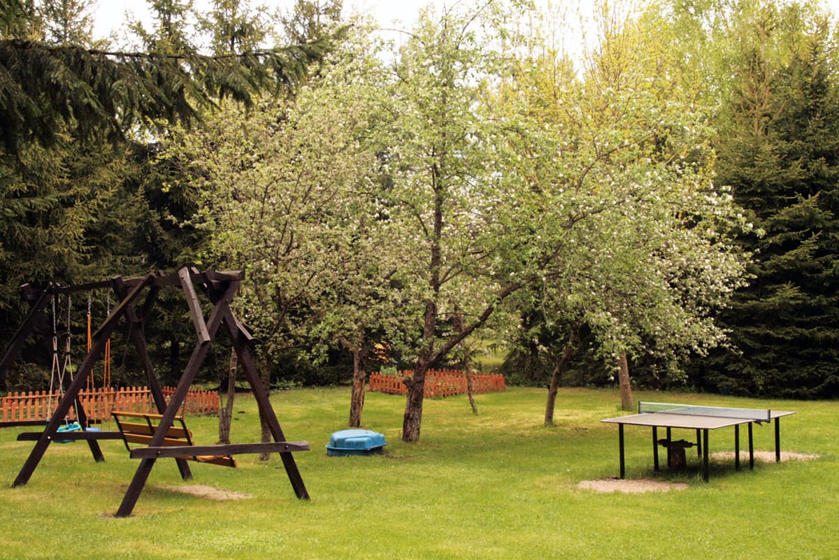 Plac zabaw, sadek, warzywniak i ziołownik