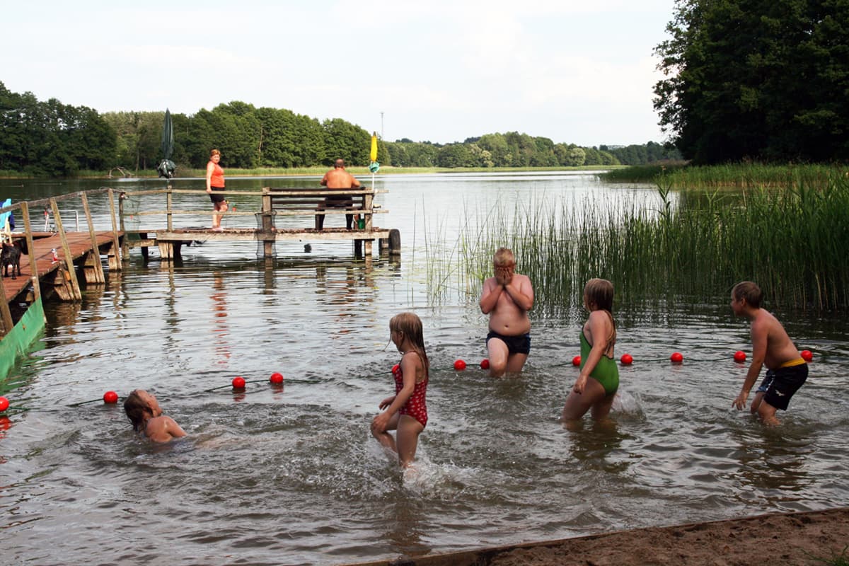 Sprzęt pływający: rower wodny, kajak, dwie łodzie wiosłowe