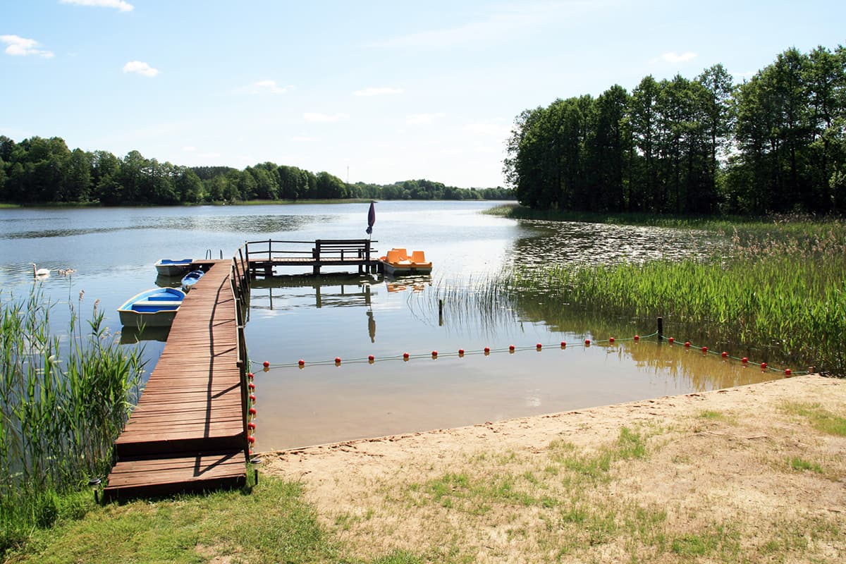 Widok ogólny pomostu na jezioro